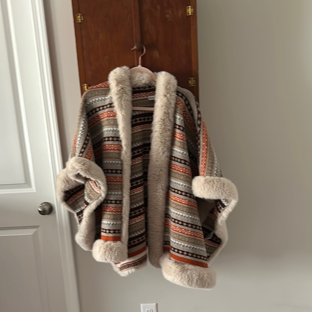 Chic Multicolor Patterned Fur Trim Cape - image 3